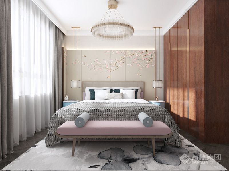 色的床铺背景墙、米色的床垫、米色的地毯等等，米色从视觉角度上来看比较素雅，同时也能够体现中国古典装修的韵味。